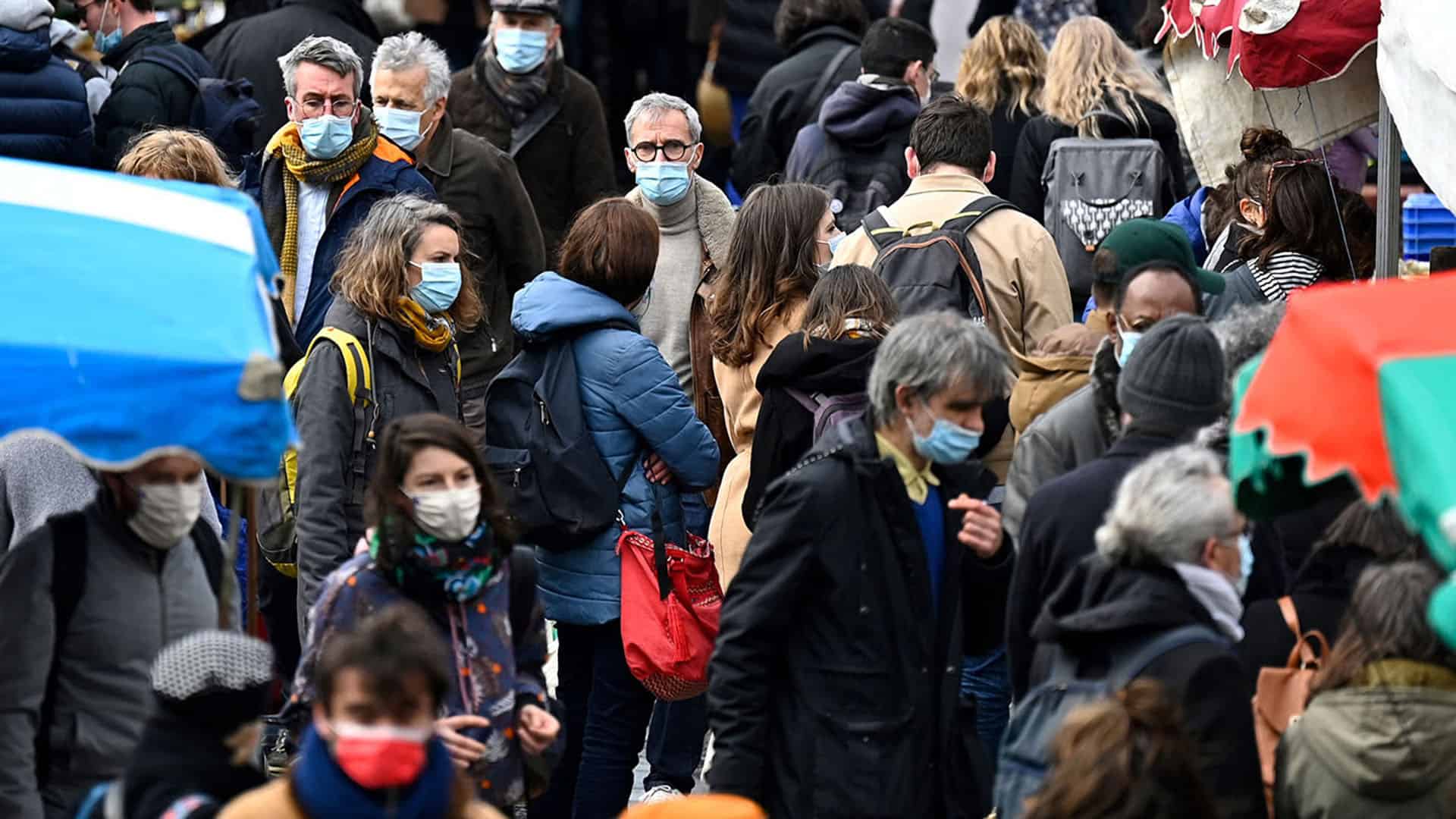 Personnes portant un masque