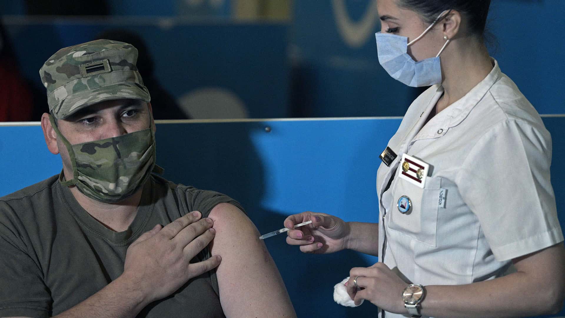 Militaire se fait vacciner