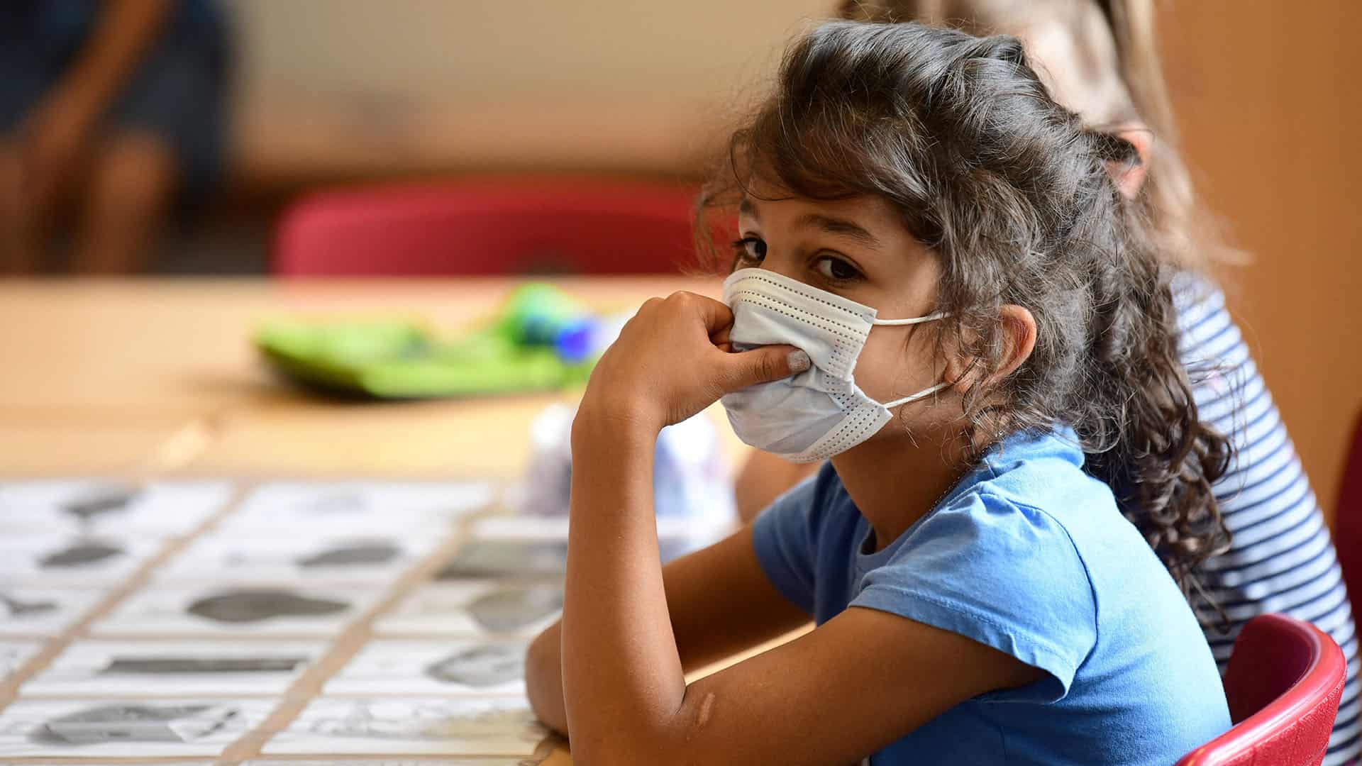 Enfant avec masque