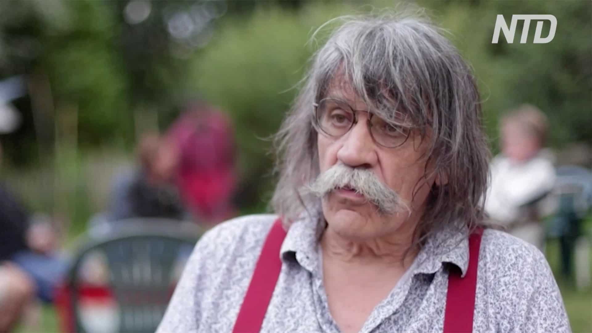 Denis Coursol, propriétaire d'un café